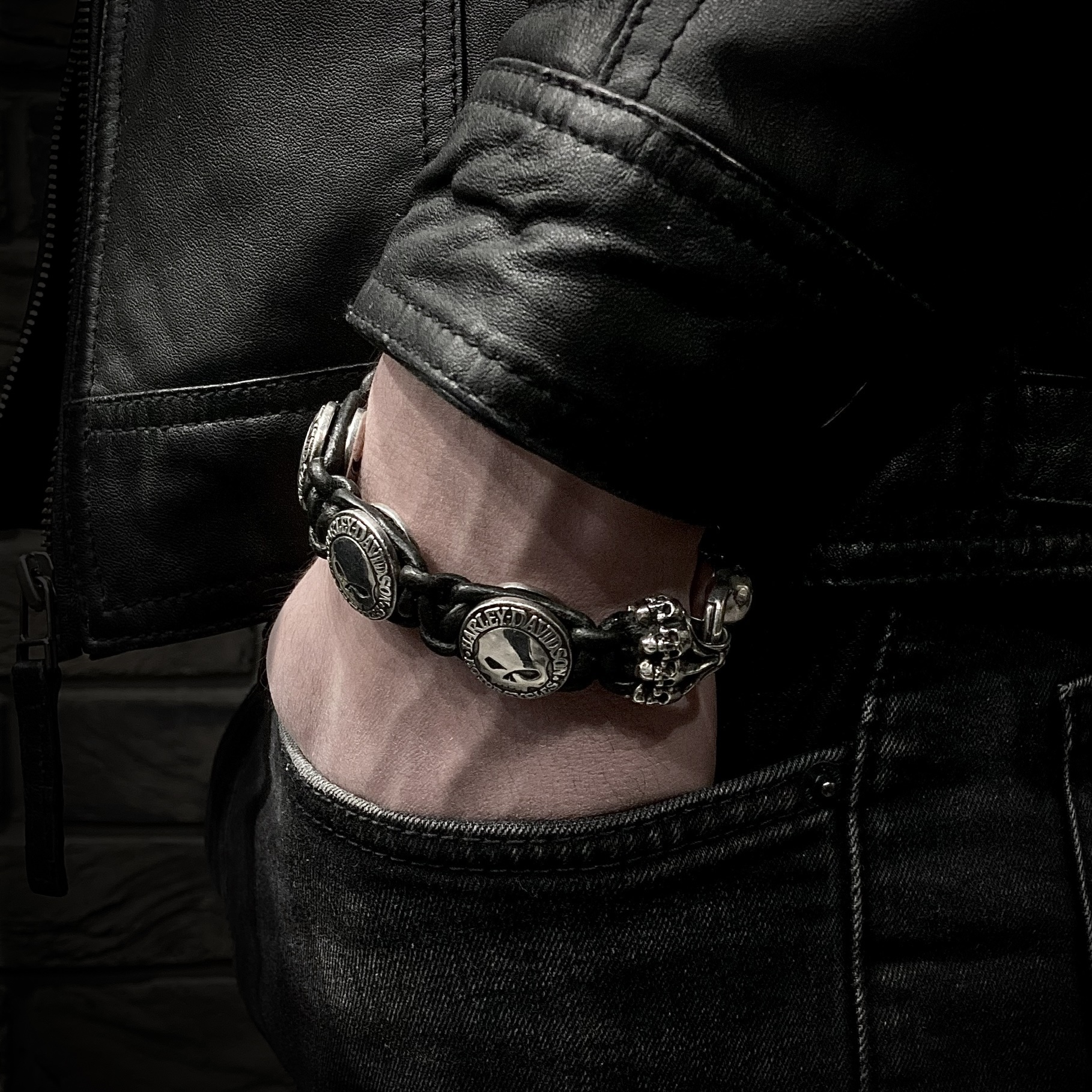 Кожаный браслет King Harley 2 с серебряными вставками с черепами